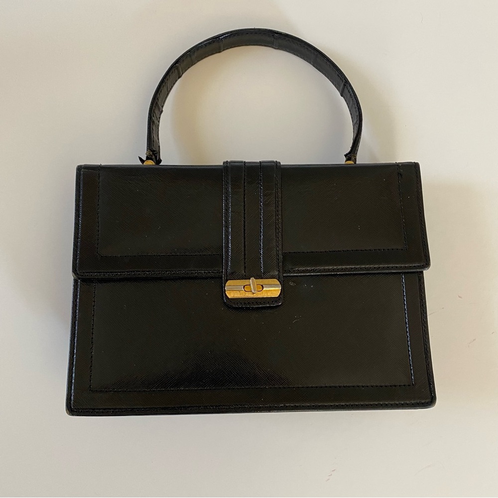 9 x6.5 x2 in. Compartments inside. Handle frying a bit.Otherwise good condition
